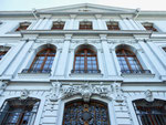 Die Fassade des «Blauen Hauses« am Rheinsprung, erbaut 1763 bis 1775 für die Brüder Lukas und Jakob Sarasin. Die Entwürfe stammten von dem Architekten und Baumeister Samuel Werenfels