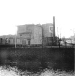 Das grosse Treibstofflager der BP mit dem Bürogebäude an der Uferstrasse bei der Wiesemündung,1975