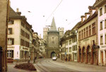 Die Spalenvorstadt und das Spalentor mit dem Haus des Basler Möbelhandwerks (rechts) 1970