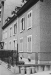 Das Wohnhaus Bläsiring 129 (Baujahr 1882) mit den legendären Ochsner-Mistkübeln im Vordergrund, 1958