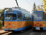 Zwei Trammotorwagen der «Thüringer Waldbahn« an einer Haltestelle in Gotha, Oktober 2018