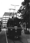 Der Trammotorwagen Be 2/2 Nr. 205 an der Endstation Mustermesse 1970 - im Hintergrund das ehemalige Hotel Admiral