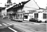 Die Klybeckstrasse mit der Garage P.Chapeau, vormals Post (PTT) und ganz links die Restaurants Neptun und nebenan der Klybeckgarten, 1983