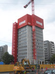 Das durch Burckhardt-Architekten geplante 53 Meter hohe Geigy-Hochhaus, erbaut 1957/58 mit einen selbst aufstellenden Baukran durch die Firma Wenk & AG wird 2017 abgetragen.