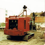 Der Musfeld-Bagger Nr.85 mit dem langjährigen Baggerführer der Firma MUSFELD, während der Arbeit in Neu-Allschwil, 1982