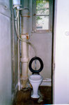 Hygienische Zustände bis in die 80er-Jahre, WC im Parterre des Vorderhauses Bläsiring 129, 1988