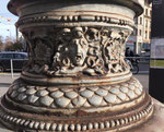 Detailaufnahme des kunstvollen BVB-Strommast-Kandelabers auf dem Aeschenplatz. Ein kaum beachtetes Kunstwerk aus den Anfängen des Basler Trambetriebs (BStB) 1895, Foto November 2020 