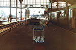Der Bahnhof SBB, die Gleise 5+6 mit der alten Unterführung und mit den Zug-Abfahrtstafeln, 1982