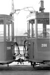 Die Wagenkupplung des Trammotorwagens Be 2/2 Nr. 206 und des Anhängewagens Nr. 1169 vor dem Depot Dreispitz, 1969