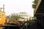 Die Rheinhafen Schiffsanlegestelle beim Dreiländereck, vorne das Reparaturschiff «Krampfer», 1978