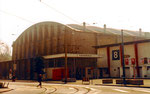 Die viel genutzte Kongresshalle (Basler Halle 8) mit der Holzhalle für die Holzmesse (rechts) 1980