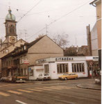 Die Autogarage des Fahrradhändlers Paul Chabeau. Im Hintergrund die Josephskirche