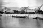 Das neu erbaute Hafenbecken 1 mit den Krananlagen und Silos der NEPTUN (links) und RHENUS, 20er-Jahre