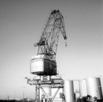 Das Hafenbecken 2 mit dem grossen Wipp-Kran der RHENUS, der auf verschiedene lange Kranbahnen zufahren konnte, 1970