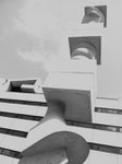 Die acht Meter hohe Stele (Säule) von Hans Arp im Pausenhof der Gewerbeschule Basel, errichtet 1961