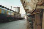 Eine interessante Aufnahme unterhalb einer Krokodilok in Richtung Wasserturm bei den Depotanlagen im Bahnhof Basel SBB, links ein Wagen des Modelleisenbahn-Clubs Basel, 1982
