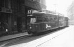 Der Trammotorwagen DÜWAG Nr. 614 auf der damaligen Stammlinie 6 in der Marktgasse die Haltestelle Schifflände anfahrend, 1969