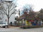Die verkleinerte Anlage an der Kreuzung Bläsiring/Müllheimerstrasse. Das alte Strassenschild (siehe Foto-Nr. 327) und die Sandkästen für Kinder wurden entfernt und dieser kleine Ruheplatz wird nun von parkierenden Autos verstellt. Februar 2020
