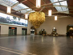 Die schöne und neu gestaltete SNCF-Bahnhofhalle präsentiert sich an Weihnachten 2021 in schönem Glanze. 