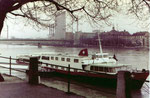 Das grosse Passagierschiff «MS URSULA» an der Anlegestelle St.Johann mit Blick gegen die Dreirosenbrücke und CIBA, 1970