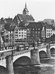 Die Mittlere Brücke mit zwei Tramzügen der Linien 4 und 6 mit Blick Richtung Grossbasel: Martinskirche, Café Spillmann, Buchhandlung Wepf, Globus, ca. 1947