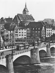 Die Mittlere Brücke mit zwei Tramzügen der Linien 4 und 6 mit Blick Richtung Grossbasel: Martinskirche, Café Spillmann, Buchhandlung Wepf, Globus, ca. 1947