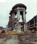 Während des Abbruchs der schönen alten Bahnhofspost im Jahre 1975