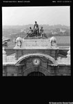 Ein ganz spezielles Foto von Hans Bertolf (Staatsarchiv Basel-Satdt) Diese Figurengruppe vom Bildhauer Heinrich Rudolf Meili (1827-1882) «Handel» und war ursprünglich auf dem ersten Bahnhof platziert und wurde nach dem Umbau 1970 durch die SBB zerstört