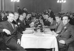 Festessen der 1.Mannschaft des FCB im Restaurant Helm in der Eisengasse in Basel (rechts Torhüter P.Wechlin) 1946 ?