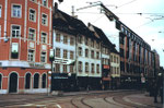 Die Häuserreihe in der Greifengasse mit «Eisenwaren-Strahm», dem Zigarrenhaus «zem blaue Dunscht» und dem Warenhaus «RHEINBRÜCKE» (rechts) 1978