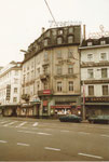 Das Eckhaus des Hotel Continental am Centralbahnplatz, in Hintergrund das Hotel Greub, 1975