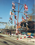 Das Hafenbecken 1 mit dem hohen Flaggenmast 1984, rechts die Umschlags-Anlagen der Schweiz.Reederei (später SRN)