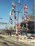 Das Hafenbecken 1 mit dem hohen Flaggenmast 1984, rechts die Umschlags-Anlagen der Schweiz.Reederei (später SRN)