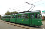 Der Trammotorwagen Be 4/4 Nr.461 an der Wechselhaltestelle Bruderholz (Linie 15/Linie 16) 2015