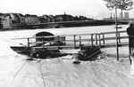 Die Klingentalfähre «Vogel Gryff» mit Blick gegen die Johanniterbrücke beim Hochwasser 1979