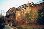 Der massive Brückenkopf von einer DB-Wiesenbrücke über die Freiburgerstrasse, 1985 