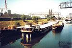 Blick ins Hafenbecken 2 mit motorlosen Lastkähnen, 1980