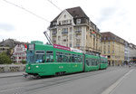Der lange Trammotorwagen Be 4/6 S Nr.685 auf der Mittleren Brücke Richtung Grossbasel fahrend, Juli 2015