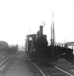 Eine der zwei Rheinhafen-Dampflokomotiven vor den Depotanlagen, 1971