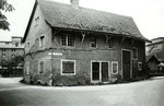 Ein bereits leerstehendes Dorf-Haus in Kleinhüningen. Im Hintergrund die grossen Silos der RHENUS und NEPTUN
