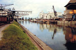 Blick ins Hafenbecken 1, links der Kran der Rheinischen Kohlenumschlags AG, rechts die Anlagen der Schweiz.Reederei, 1980