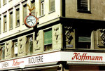 Detailansicht des Hauses von «Uhren & Bijouterie Hoffmann» mit der schönen Uhr an der Ecke Greifengasse/Utenbasse Juni 1990