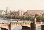 Ein DÜWAG-Tramzug mit Anhänger überquert 1972 die Mittlere Brücke. Dank einem positiven Ausgang in einer Volksabstimmung wurden die DÜWAG-Trammotorwagen angeschafft!