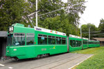 Der Trammotorwagen Be 4/6 S Nr.678 mit dem Anhängewagen Nr.1478 an der Endhaltestelle Eglisee im Juli 2015