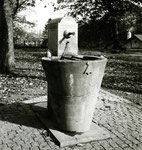 Ein Basler Brunnen auf dem Freidhof am Hörnli mit angekettetem eisernen Trinkbecher, 1958