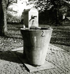 Ein Basler Brunnen auf dem Friedhof am Hörnli mit angekettetem eisernen Trinkbecher, 1958