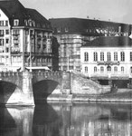 Blick gegen den Kleinbasler Brückenkopf der Mittleren Brücke, von links nach rechts: Modehaus Wohl, Cinema Odeon und Café Spitz, 1958