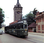 Der Tramzug mit Motorwagen Be 4/4 Nr. 401 auf der Linie 15 vor dem St.Johanns-Tor, 1969