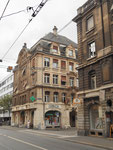 Der mächtige und massive Eckbau an der Klybeck- / Kandererstrasse mit einer Apotheke, 2018