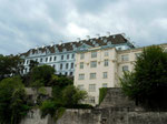 Das «Weisse Haus» und das «Blaue Haus» und im Vordergrund; rechts die erste Universität der Schweiz von 1459